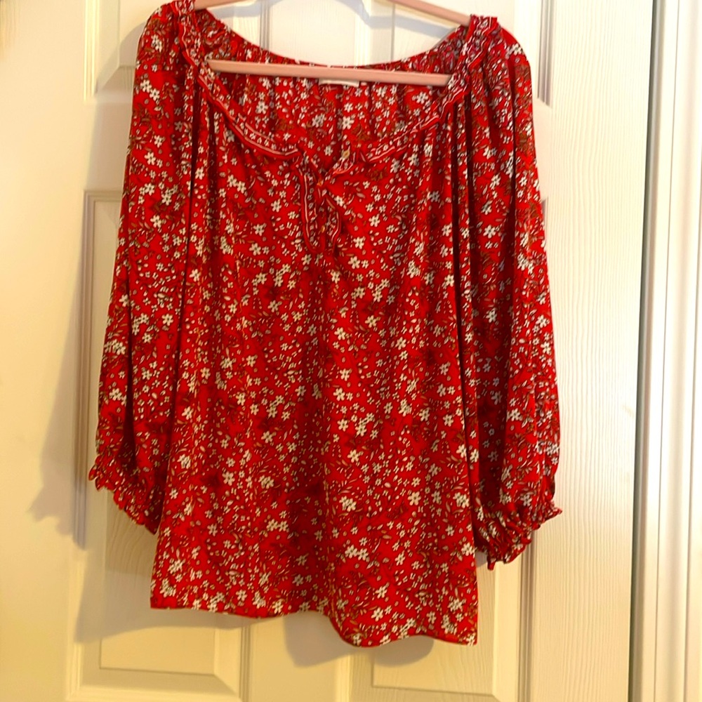 Max Studio red floral top! Ruffled neckline & sleeves. Center buttons. Sz L.